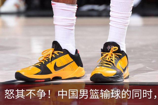 怒其不争！中国男篮输球的同时，日本替补席做出哭鼻子的嘲讽动作